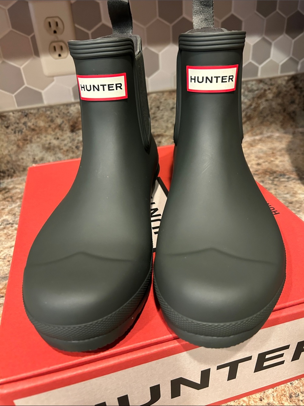 New in Box Hunter Original Chelsea Boots- Dark Olive Green US 6 - Picture 2 of 8